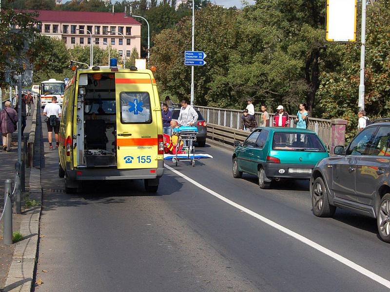 Nehoda na Chebském mostě v Karlových Varech ve čtvrtek 15. září