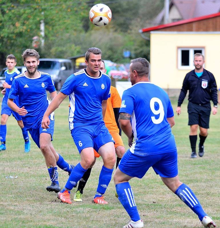 Fotbalisté Stružné (v modrém) dosáhli na velmi cennou výhru 3:2 ve šlágru kola s Kyselkou (v oran