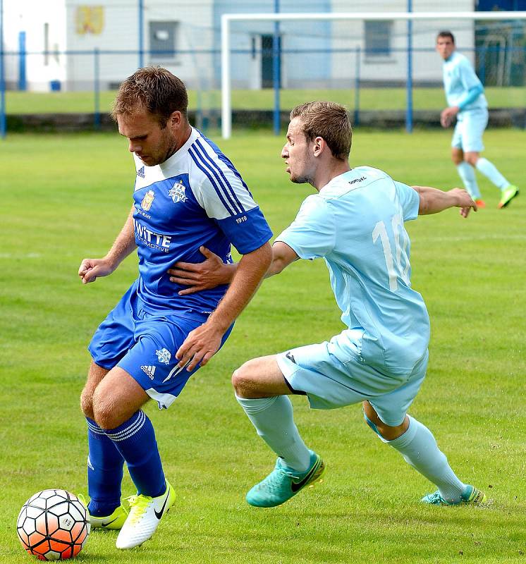 Divizní Chomutov (ve světlém) potvrdil své kvality, když na hřišti Nejdku (v modrém) urval výhru 3:1, čímž si zajistil postup do prvního kola MOL Cupu, ve kterém v sobotu 22. července bude hostit od 17.00 hodin Vyšehrad.