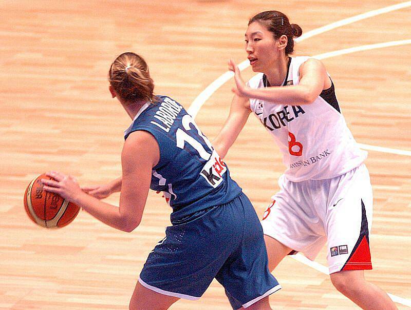 V dalším hracím dnu Mistrovství světa v basketbale žen v karlovarské KV Aréně slavily vítězství hráčky Francie (v modrém) nad Koreou ( v bílém) v poměru 61:46.