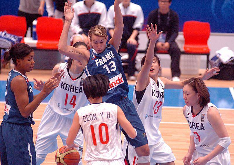 V dalším hracím dnu Mistrovství světa v basketbale žen v karlovarské KV Aréně slavily vítězství hráčky Francie (v modrém) nad Koreou ( v bílém) v poměru 61:46.