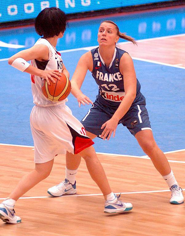 V dalším hracím dnu Mistrovství světa v basketbale žen v karlovarské KV Aréně slavily vítězství hráčky Francie (v modrém) nad Koreou ( v bílém) v poměru 61:46.