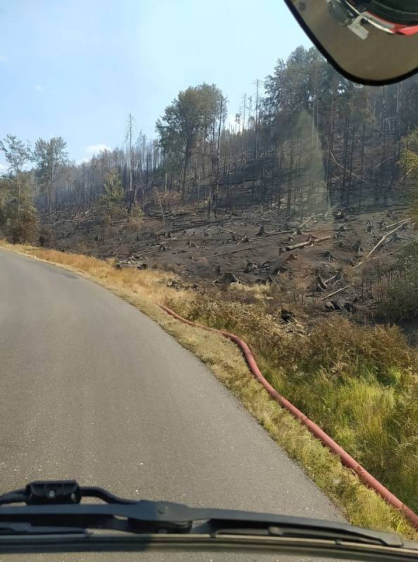 Požár lesů v Hřensku pomáhali o víkendu zdolávat také hasiči z Karlovarského kraje.