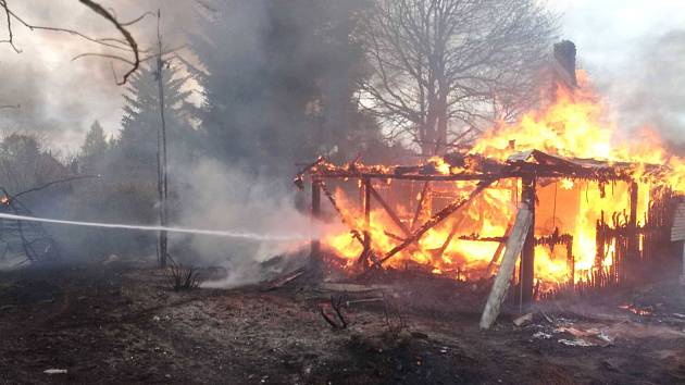 Požár zcela zničil chatu v Luhově u Toužimi.