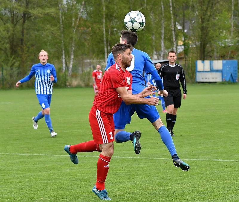 Ostrov doma nestačil na Zbuzany (v červeném), kterým podlehl 1:5.