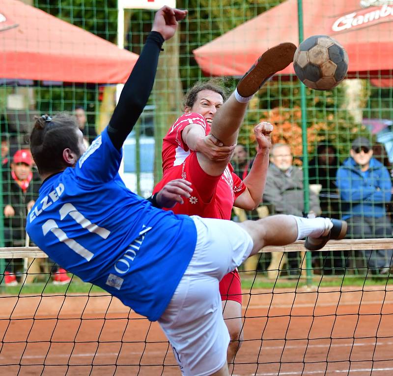 Extraligový bronz si připsali na konto nohejbalisté SK Liapor Karlovy Vary, kteří v semifinále ztroskotali na výběru Čakovic, který si tak okusí nástrahy Superfinále.