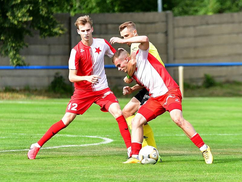 Přeštice (ve žlutém) urvaly cenný skalp třetiligové karlovarské Slavie, kterou porazily na starorolském pažitu v poměru 1:0.