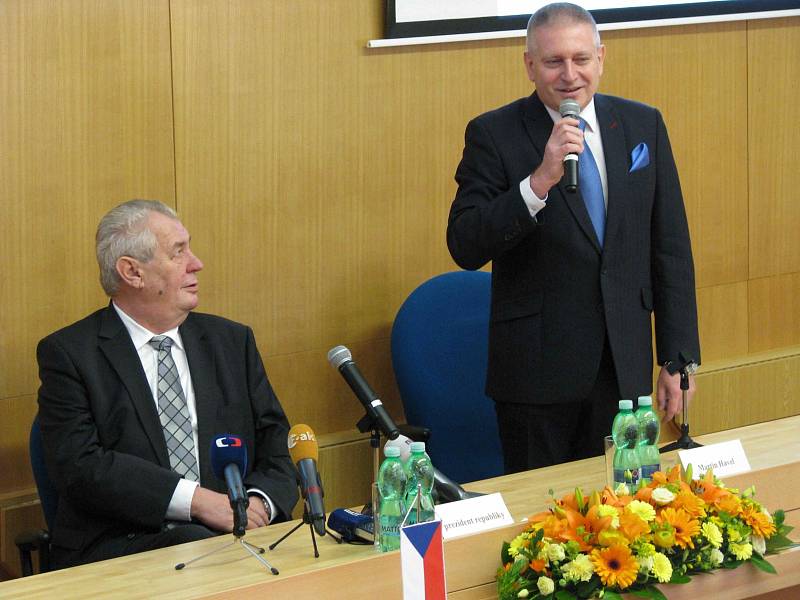 Prezident Miloš Zeman s chotí začal svou třídenní návštěvu v Karlovarském kraji na krajském úřadu.