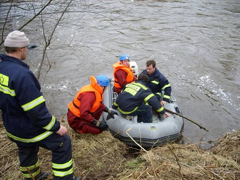 Na loňský leden nevzpomínají v dobrém ani kyselští doborovolní hasiči, ani vodáci z Chomutovska, kteří se uprostřed zimy rozhodli zdolat radošovský jez. Dva z nich na to doplatili životem. Od té doby je naštěstí na „jezu smrti“ klid.