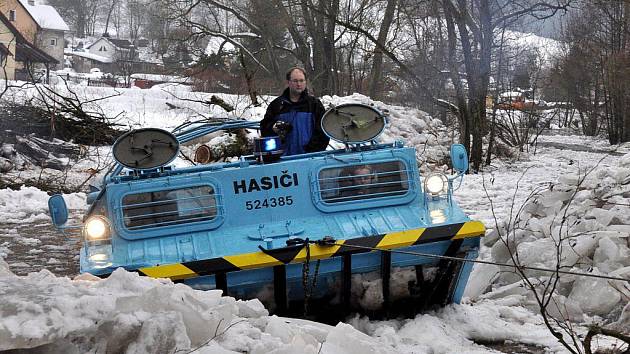 V pátek 7. ledna při odstraňování ledových ker v Tepličce na Karlovarsku pomáhal i upravený obrněný transportér