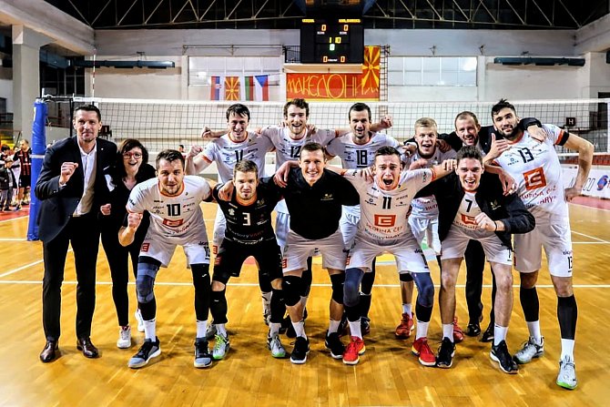 Volejbalisté Karlovarska potvrdili na palubovce makedonského Vardaru Skopje roli favorita a zaslouženě postoupilo po výhře 3:1 na sety do další fáze CEV Challenge Cupu.