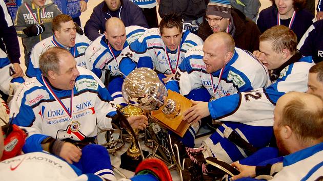 MISTŘI 2013. Sledge hokejisté SKV Sharks Karlovy Vary v první duelu finále pokořili Olomouc 7:2.