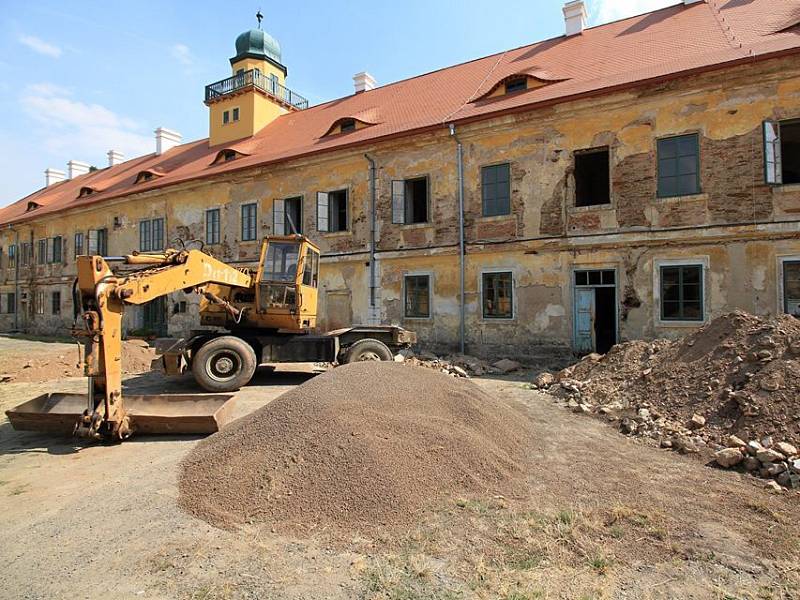 Zámek ve Štědré. práce na jeho obnově stále pokračují.