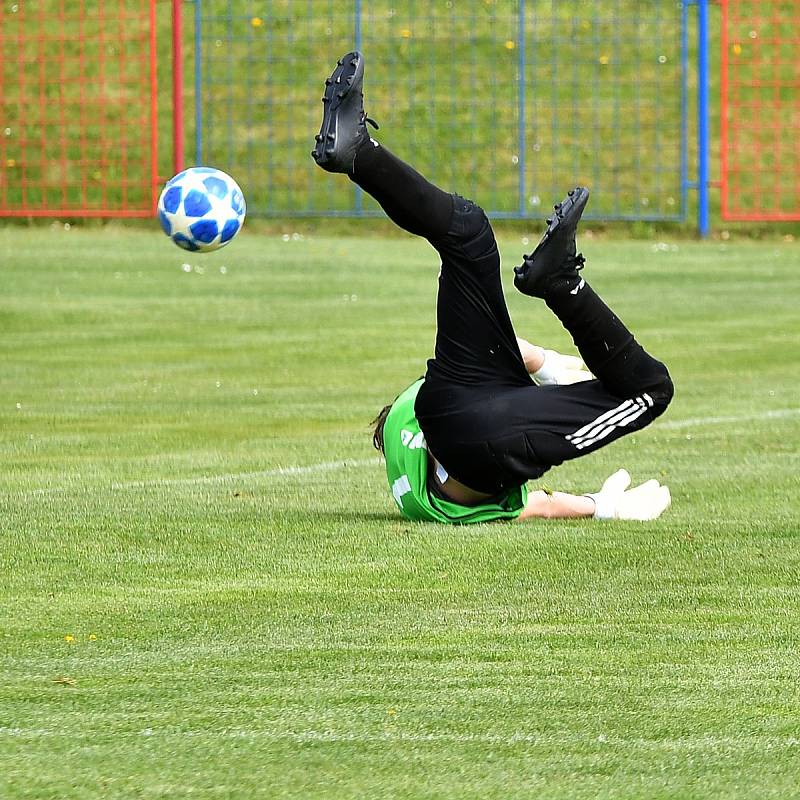 Nejdek (v černém) dosáhl na půdě Nové Role na výhru 5:0.