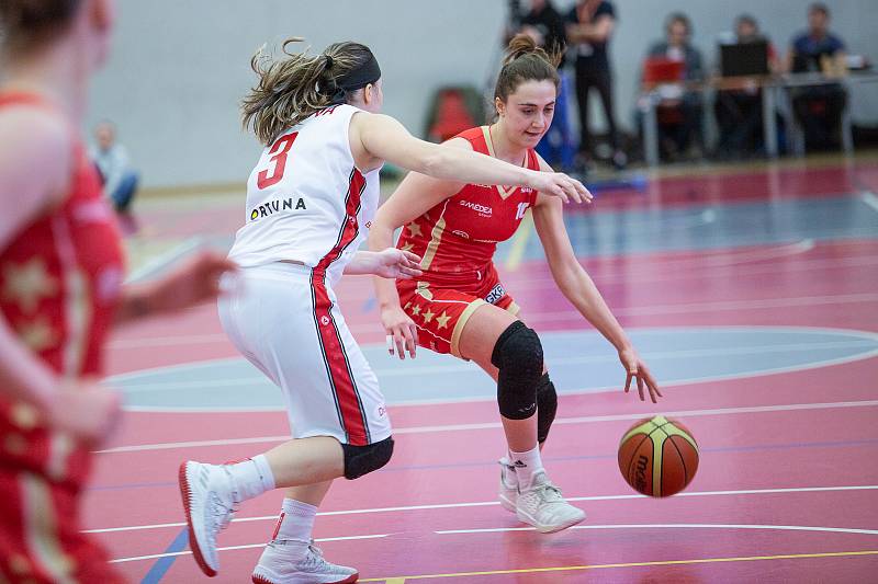 Utkání o třetí místo českého poháru v basketbalu žen, Final 4 v Karlových Varech, BS DSK Basketball Nymburk KV - BLK Slavia Praha (v červených dresech).