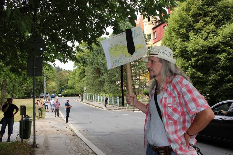 Kolem padesátky lidí se v Karlových Varech zúčastnilo vzpomínkového pochodu centrem lázní k ruskému konzulátu.