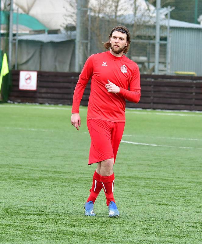 Pila (v červeném) porazila béčko Olympie 2:0, slavila druhou jarní výhru.