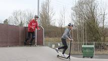 Ostrovský skatepark je opět otevřený. V sobotu zde dováděli kluci na koloběžkách.