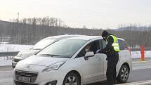 Policisté nadále kontrolují řidiče na okresních hranicích.