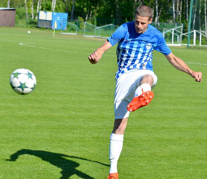 Ostrovský FK (v modrém) si připsal na účet velmi cennou výhru, když v derby pokořil karlovarský 1.FC (v zeleném) v poměru 3:2.