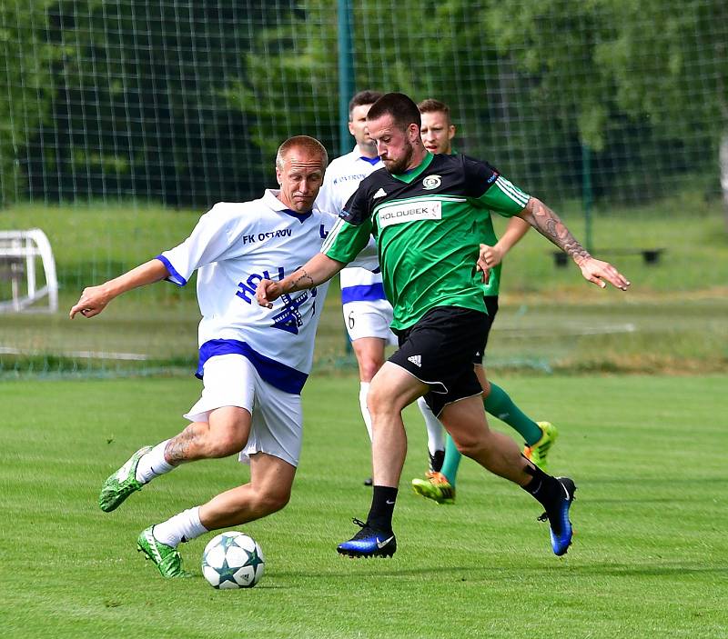 V rámci vzpomínkového utkání nestačila karlovarská Energie na výběr Vězeňské služby Ostrov (v bílém), kterému podlehla 5:6.