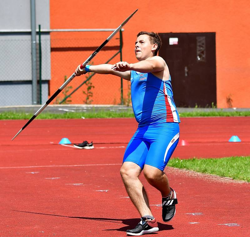 Atletická bitva tří krajů. Tu hostily o víkendu v rámci 1. kola OMD dorostu a juniorů Karlovarského, Plzeňského a Jihočeského kraje Karlovy Vary.