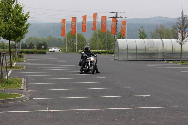 Stovky motorkářů zahájily v pondělí novou sezonu setkáním v Karlových Varech, společnou jízdou do Nejdku a mší v tamním kostele svatého Martina s následným požehnáním motorkám i strojům. Akci připravili tradičně karlovarští Lion Bikers a zúčastnilo se jí 