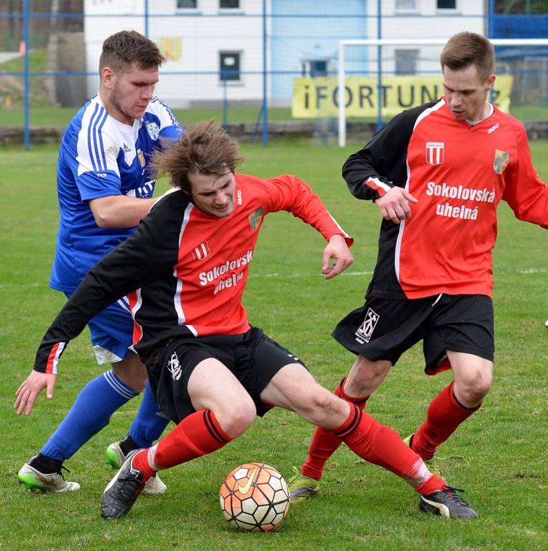 Fotbalisté Nejdku (v modrém) tentokrát doma neuspěli, když prohráli s Chodovem (v červenočerném) 2:5. 