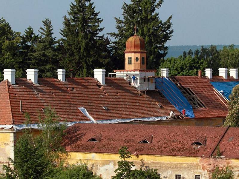 Mílovými kroky postupuje oprava zámku ve Štědré. Polorozpadlý a zanedbaný objekt se nyní pyšní novou střechou a práce na jeho záchraně pokračují.