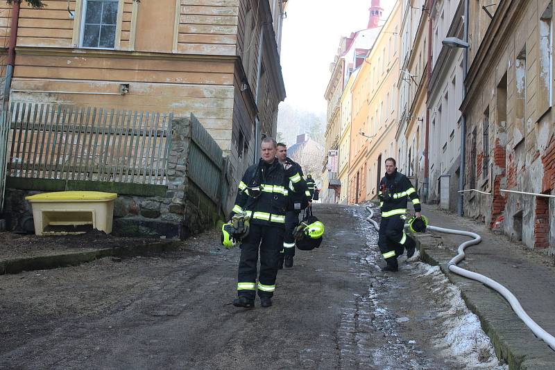 Hasiči likvidují požár bývalé Sokolovny v Kolmé ulici.