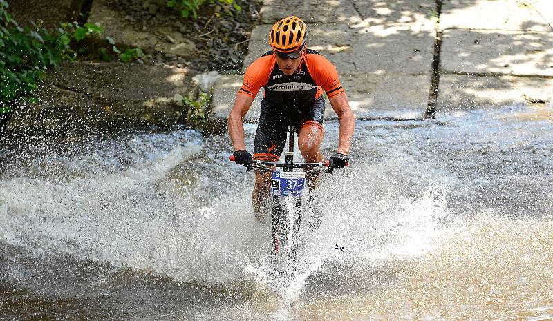 Nevyzpytatelný brod u tenisového areálu Gejzírpark nadělal v rámci 19. ročníku Karlovarského  AM bikemaratonu nejednomu bikerovi nemálo starostí, když někteří z nich se nedobrovolně vykoupali. Jak tomu bude letos?