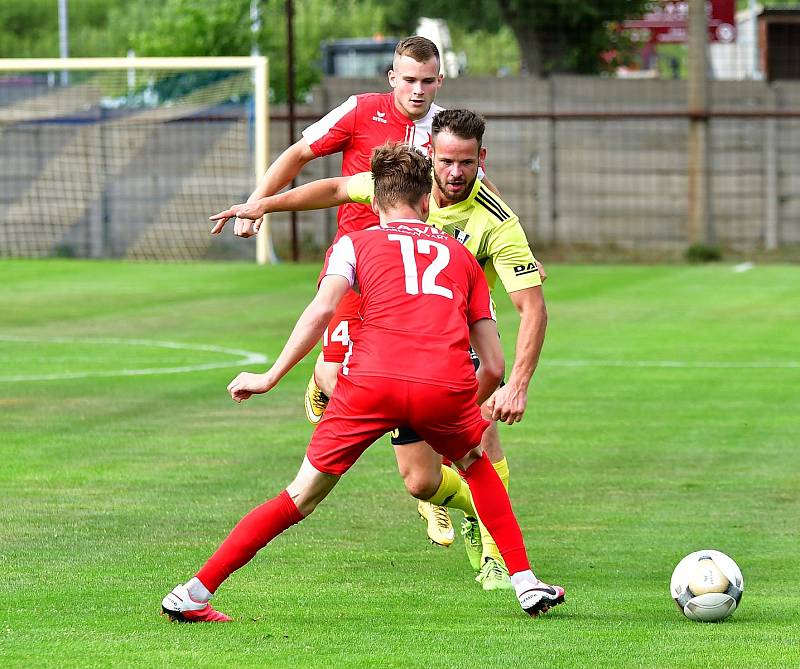 Přeštice (ve žlutém) urvaly cenný skalp třetiligové karlovarské Slavie, kterou porazily na starorolském pažitu v poměru 1:0.