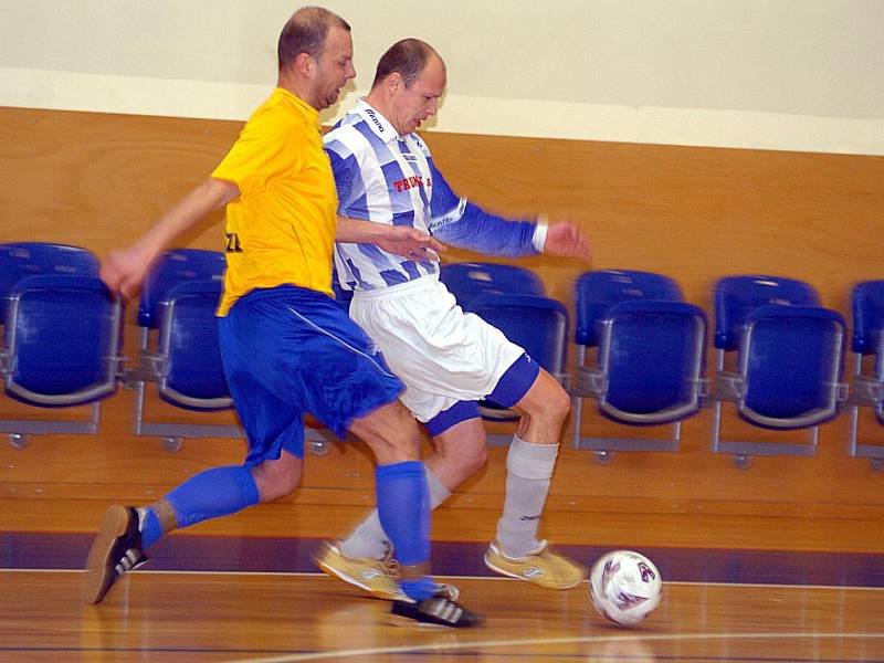 Ani v dalším dvoukole divizní soutěže karlovarský FutFet (v pruhovaném) na body nedosáhl. Nejprve podlehl plzeńskému Do Dna (ve žlutém) 2:4, a poté si na své konto připsal prohru s Lochotínem (v černobílém) v poměru 1:8.