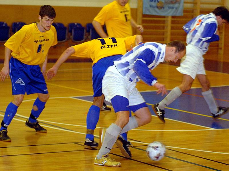 Ani v dalším dvoukole divizní soutěže karlovarský FutFet (v pruhovaném) na body nedosáhl. Nejprve podlehl plzeńskému Do Dna (ve žlutém) 2:4, a poté si na své konto připsal prohru s Lochotínem (v černobílém) v poměru 1:8.