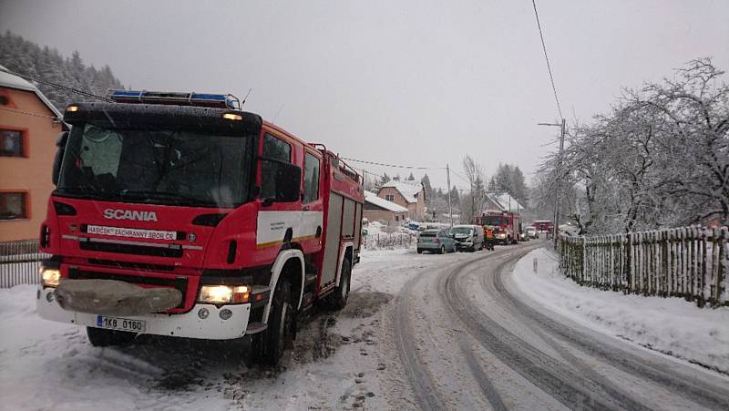 Zásahy hasičů na území Karlovarského kraje poté, co se tady přehnal vítr a sněžení.