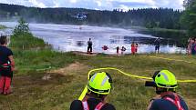 Vodu čerpali hasiči v nedalekém jezeře Přebuz.