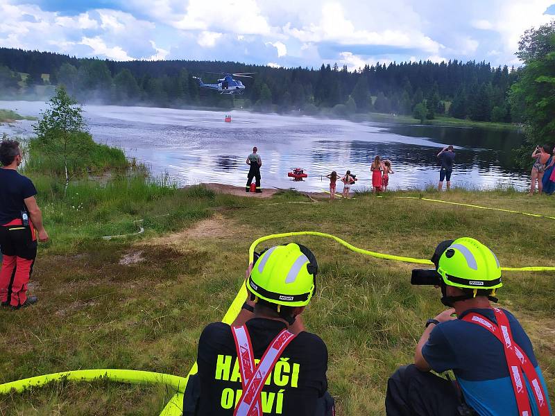 Vodu čerpali hasiči v nedalekém jezeře Přebuz.
