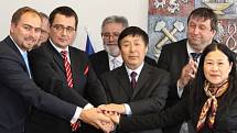 Ze slavnostního podpisu dohody mezi společnostmi Czech Industry Group a čínská firma Shijiazhuang Zhongxing Machinery.