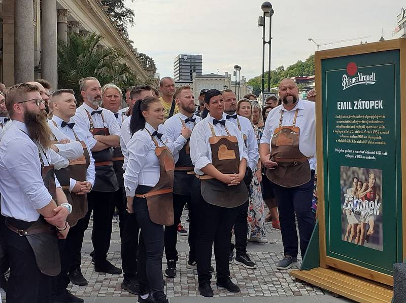 V Karlových Varech to žije. Filmový festival je v plném proudu, kulturní i gastronomické zážitky na každém rohu a co teprve závody ve stylu Vrchní prchni!