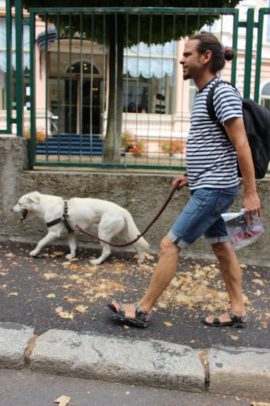 Kolem padesátky lidí se v Karlových Varech zúčastnilo vzpomínkového pochodu centrem lázní k ruskému konzulátu.