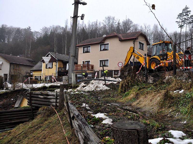 V Radošově na Karlovarsku se sesunul svah do řeky Ohře