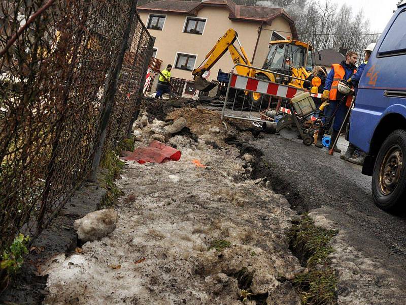 V Radošově na Karlovarsku se sesunul svah do řeky Ohře