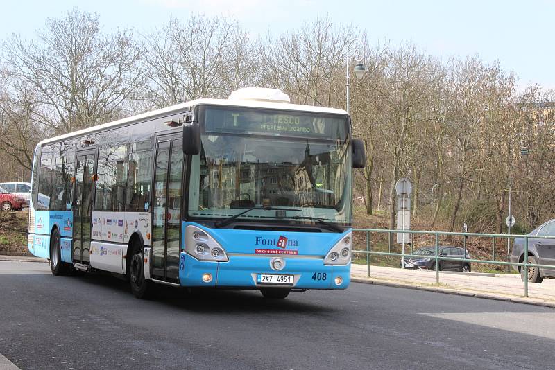 Jen málokdo už vyjde do ulic bez ochrany. Kdo nemá roušky, chrání se šátky či nákrčníky. Řada lidí ale stále vstupuje do autobusů nechráněna. Bohužel ještě dnes jezdili řidiči bez roušek.