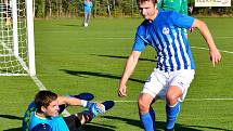 Fotbalisté Ostrova (v modrém) nestačili překvapivě na svém stadionu na tým rakovnického Tatranu, které podlehli 1:3.