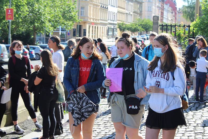 Letošní školní rok byl jiný. Kvůli koronaviru si řada dětí vylepšila své známky na závěrečném vysvědčení, nejinak tomu bylo i na Základní škole Dukelských hrdinů. Z vysvědčení měli pochopitelně největší radost prvňáčci.