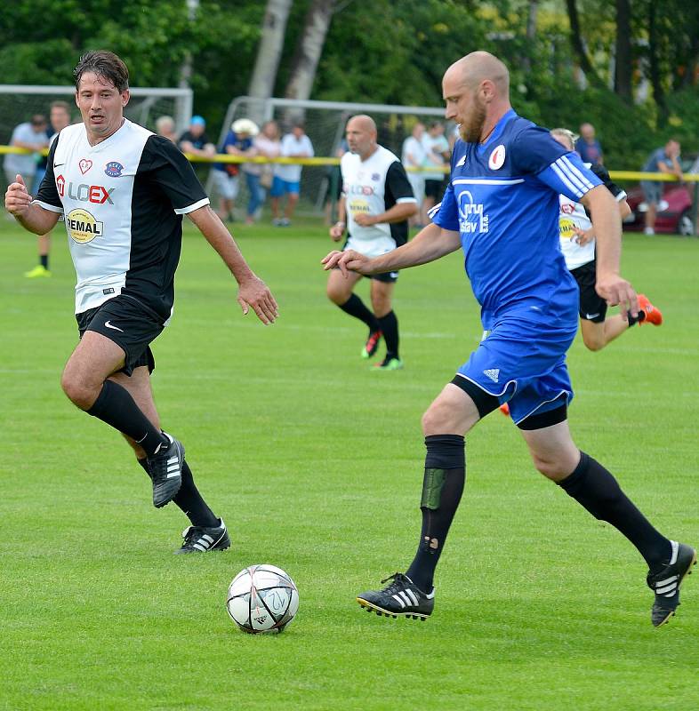 Mezinárodní filmový festival Karlovy Vary není pouze o filmech, ale také o zábavě a sportu, a tak v rámci 52. ročníku MFF byla k vidění na dvorském stadionu přehlídka nejen sportovních celebrit.