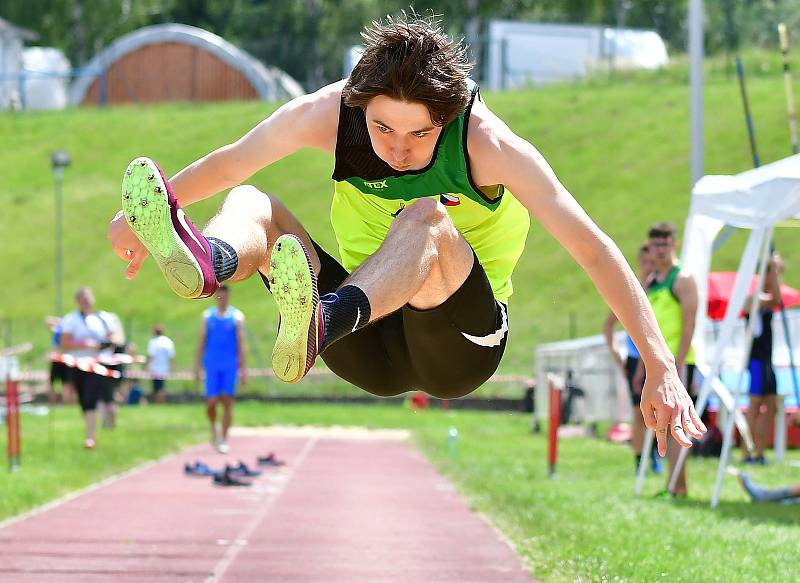 Atletická bitva tří krajů. Tu hostily o víkendu v rámci 1. kola OMD dorostu a juniorů Karlovarského, Plzeňského a Jihočeského kraje Karlovy Vary.