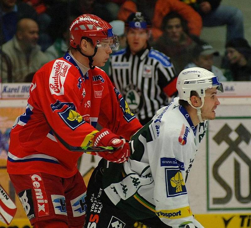 Ze zápasu 23. kola hokejové extraligy Energie Karlovy Vary (v bílém) - Mountfield České Budějovice.