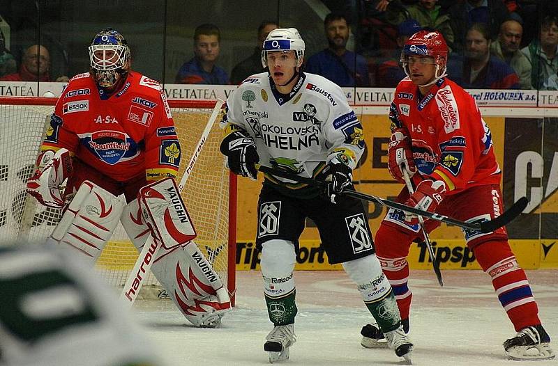 Ze zápasu 23. kola hokejové extraligy Energie Karlovy Vary (v bílém) - Mountfield České Budějovice.