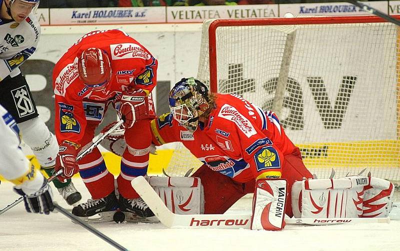 Ze zápasu 23. kola hokejové extraligy Energie Karlovy Vary (v bílém) - Mountfield České Budějovice.